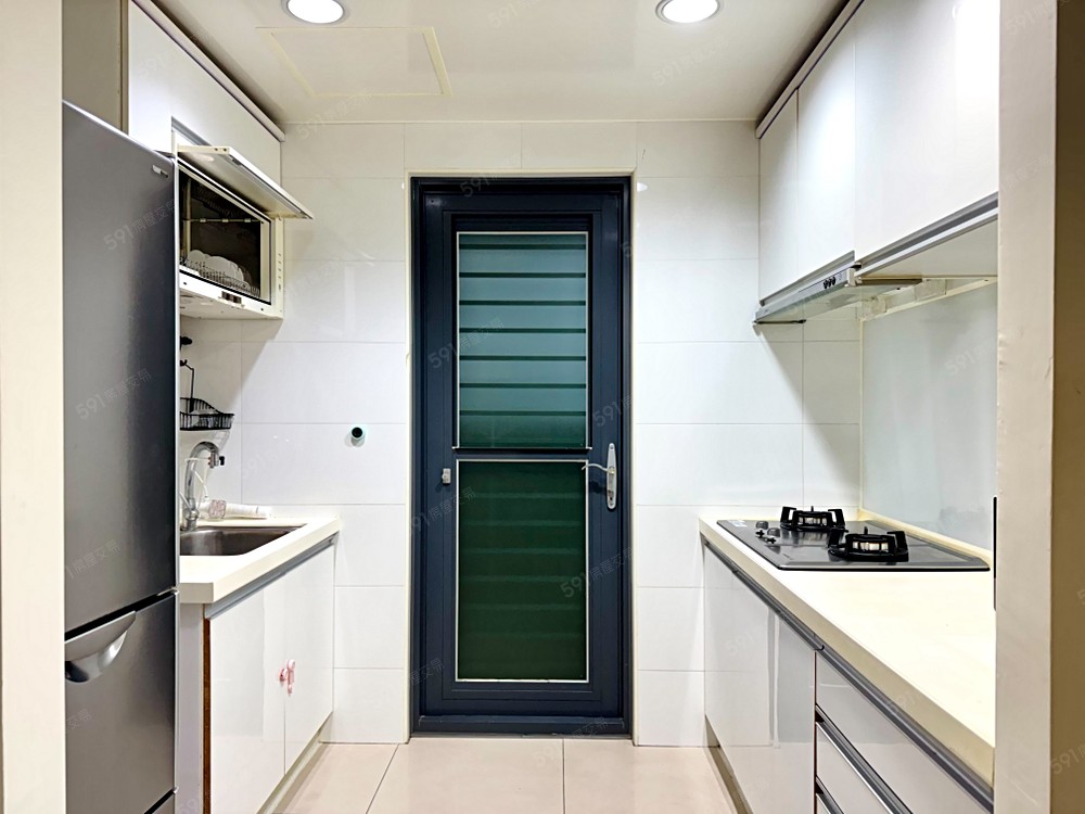 廚房配備天然氣瓦斯爐、冰箱、微波爐及烘碗機，由此通往曬衣陽台