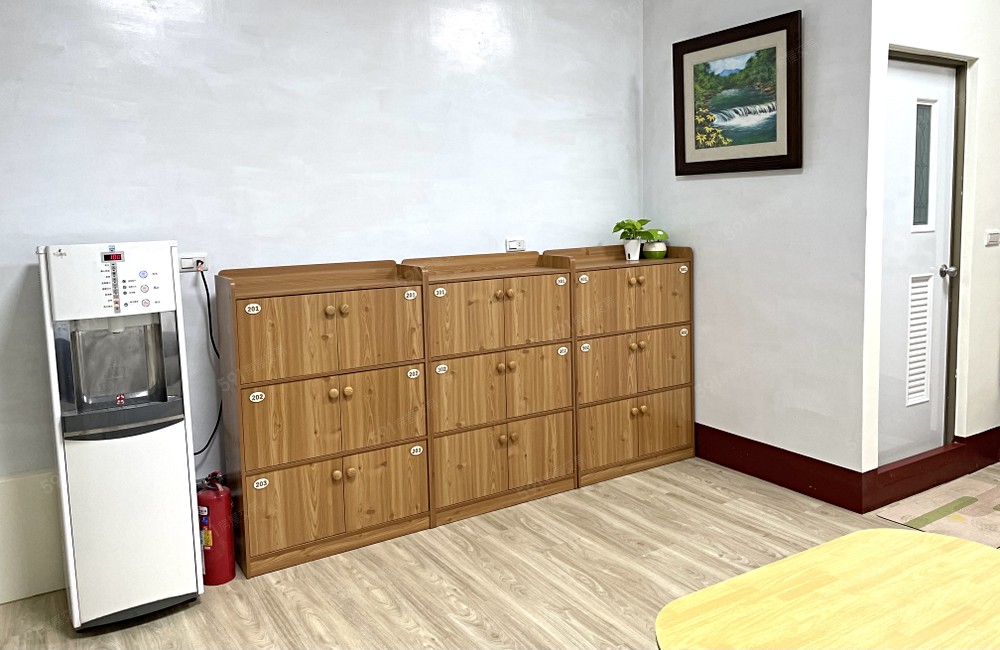 飲水機、置物櫃區
