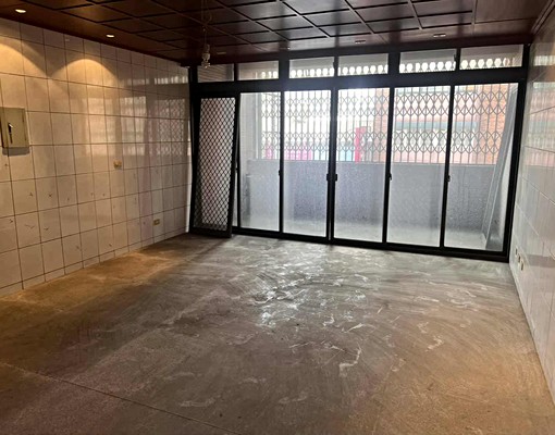 巨城旁2樓開放式格局可辦公可個人工作室3樓可住家 - Image 1