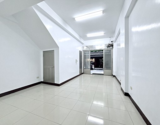 捷運三重國小站步行2分鐘住辦一樓地點佳整棟重建屋況佳-專任約 - Image 1