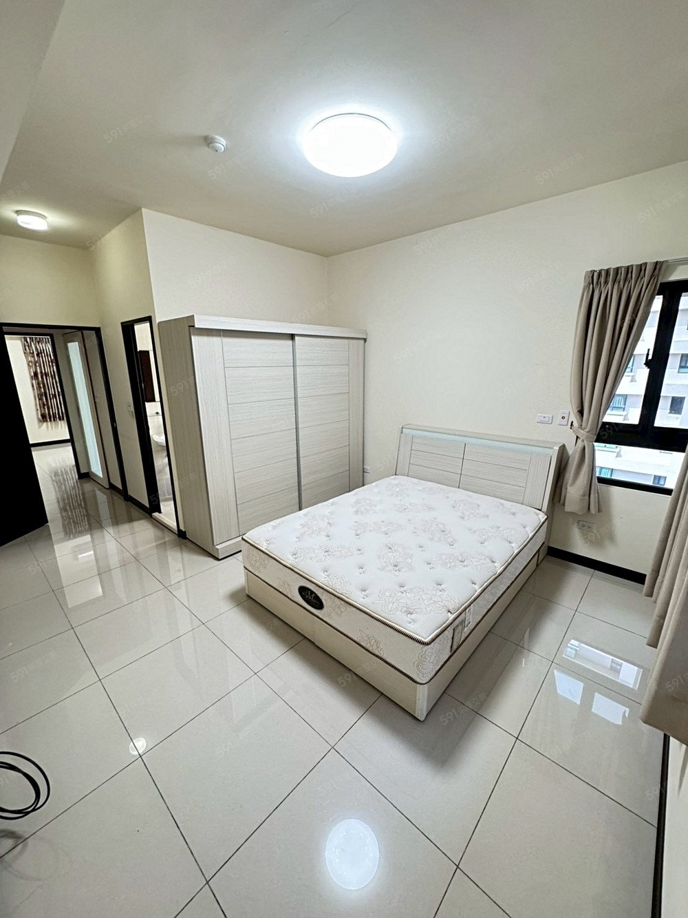 主臥室整面牆寬衣櫃