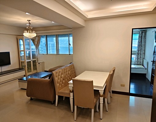 家樂福商圈，全屋3面採光，溫馨裝潢鴻福園3房2廳含平面車位 - Image 2