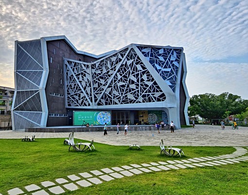 台江文化中心旁優質透天套房+客廳 - Image 1