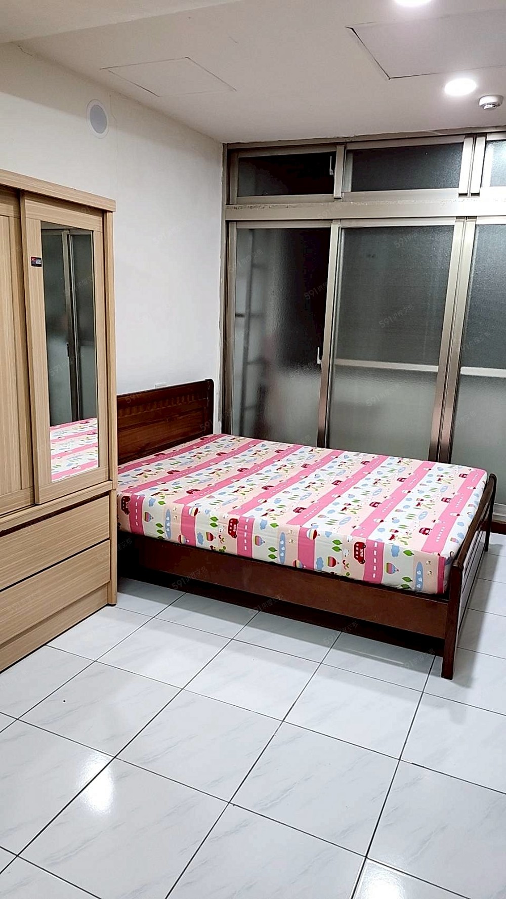 木製雙人床及彈簧窗墊