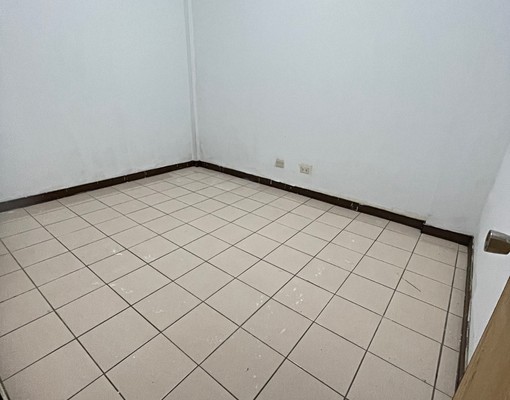 東區門口停多車六房大透天 - Image 3