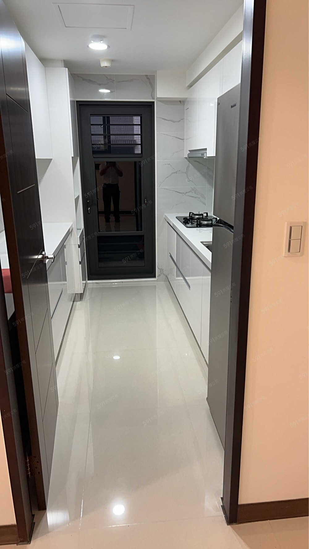 廚房備有裝簧電器櫃及備餐空間,可安置咖啡機及小家電,空間大。