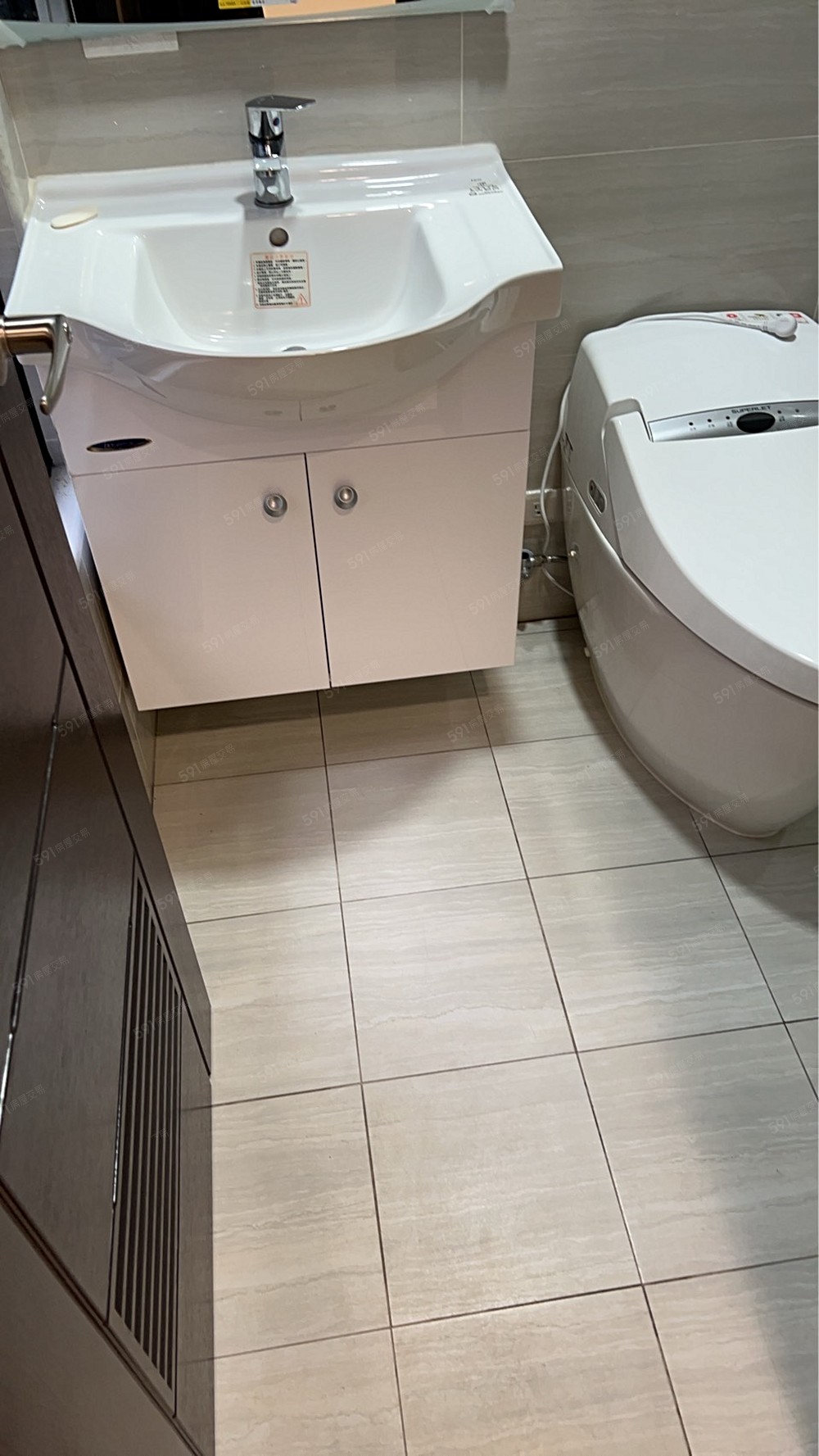 主臥室的衛浴,有通風對外窗,乾溼分離。