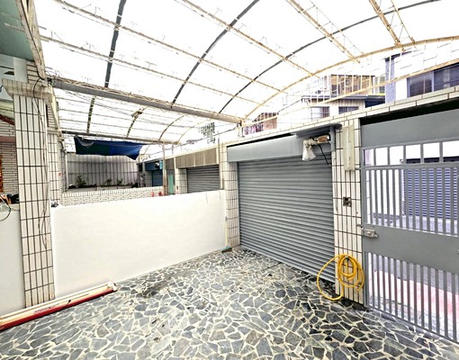 楠梓右昌傳統格局增建到滿漂亮⾞庫透天(手刀預約看房) - Image 1