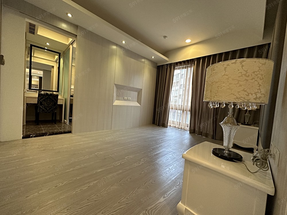 主臥室 (設有大衣櫥,收納空間充足)