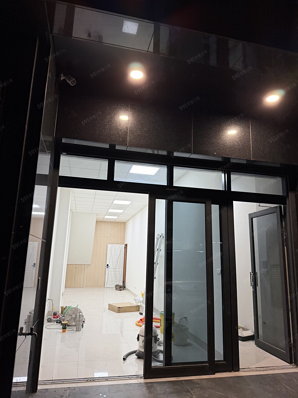 旁有租客獨立走到,不會打擾到店家