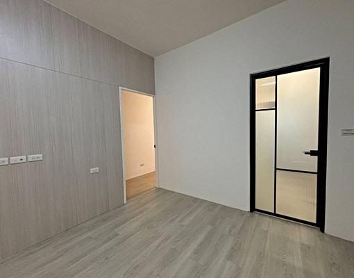 老公寓重新整修,交通便利,近學區,生活機能佳,可租補。 - Image 5