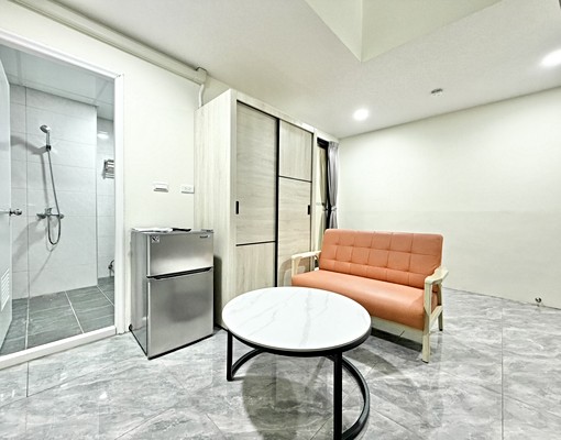 對著鏡子扮鬼臉💖可租補室內機車陽台獨洗🌈1+1房樓中樓 - Image 4