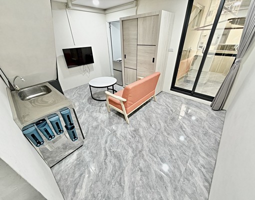 對著鏡子扮鬼臉💖可租補室內機車陽台獨洗🌈1+1房樓中樓 - Image 2