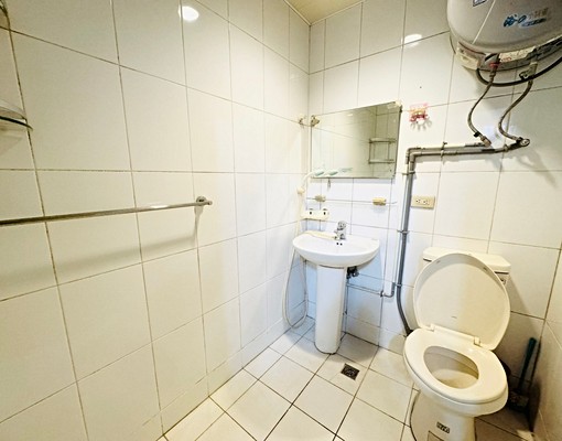 金龍國小/臨中興商圈、小資首選、大空間採光、水泥牆、機能強 - Image 5