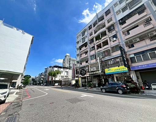 東區近南紡正東光路燙金三角窗樓店 - Image 10