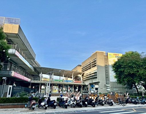 信義國中小旁全新整理5樓透天適診所.補習班 - Image 1