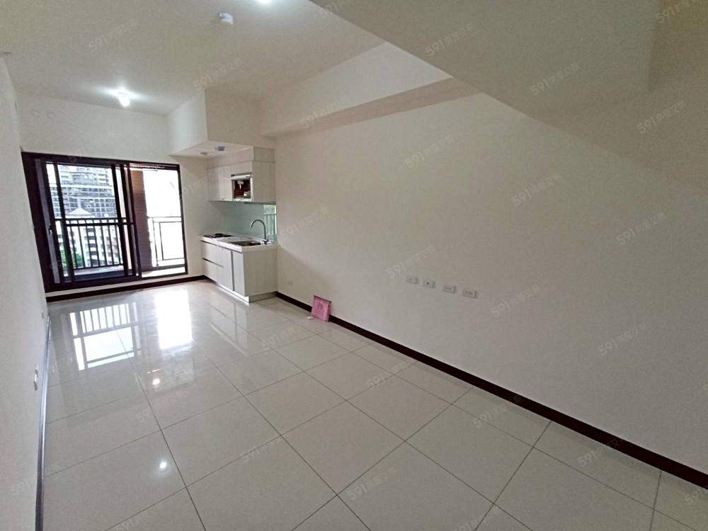 全新交屋明亮的客廳