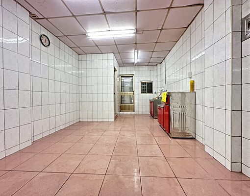 五塊厝捷運騎樓透天店住 - Image 1