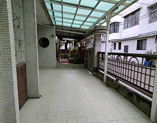 竹南園區旁活巷可停車前後院美透天 - Image 1