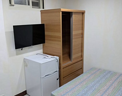 致理正後門向陽店巷子1樓新雅房:自租附垃圾資源回收代收 - Image 1