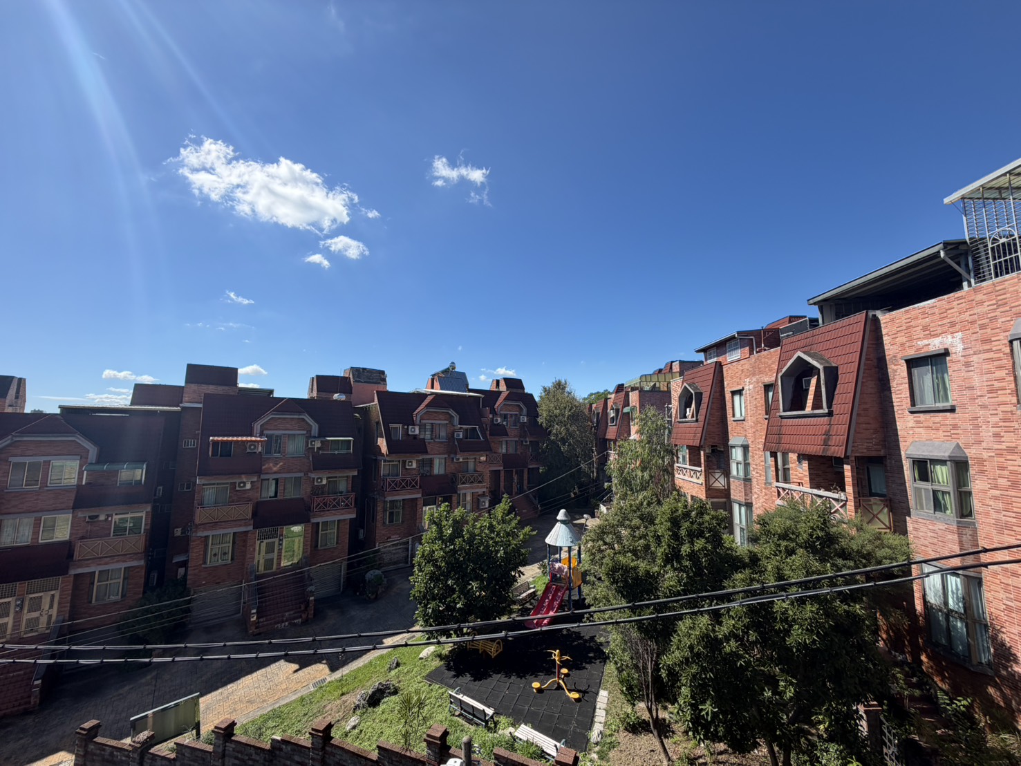 專任｜香山交流道旁稀有四房透天＋庭院停車