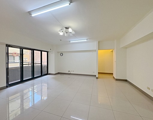 文心捷運站旁✨超大4房採光佳✨一層兩戶✨冷氣可補✨雙車位✨ - Image 1