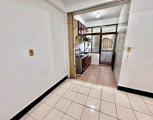 一中商圈#爬樓梯三房超便宜#台水電#無管理員子母車#租屋補助 - Image 8