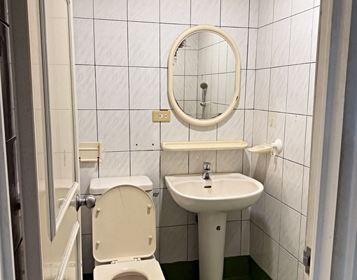 屋主自租,運河邊大樓,下樓就有7-11跟全家便利商店 - Image 9