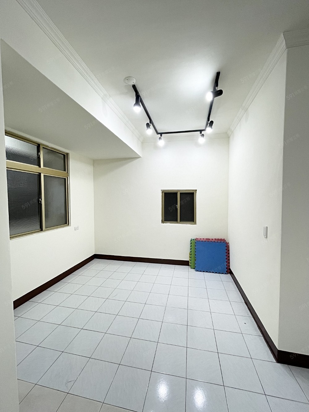 餐廳很有氣氛哦!看看那個展示燈