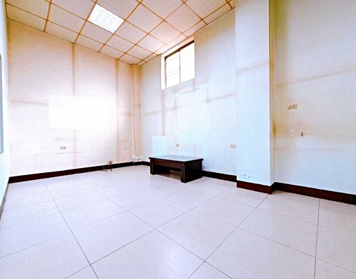 租。正加昌路上。面寬9.6米。金店面。右昌國小正對面 - Image 8