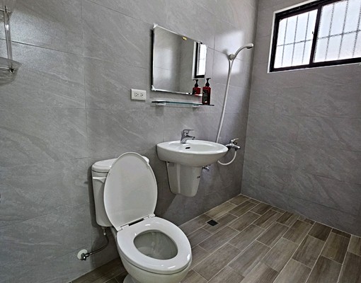 租-光華商圈超大坪數溫馨整層公寓 - Image 2