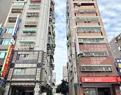 台灣大道一段電梯套房陽台獨洗曬含水網路第四台電5元多間可選! - Image 1