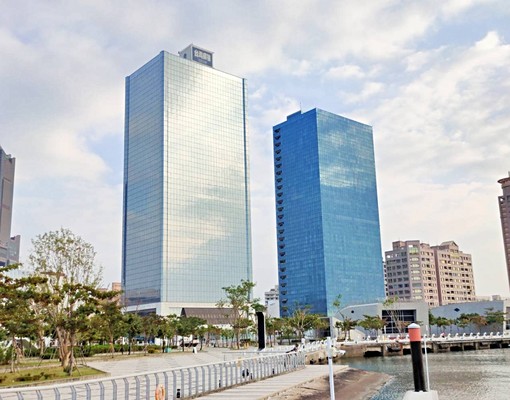 高雄亞灣區近旅運中心臨路方正建地