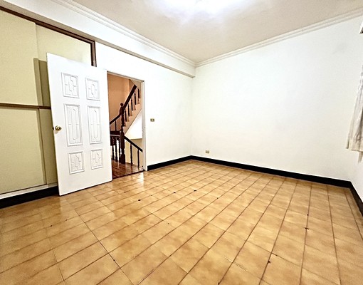 南屯四房透天⭐️門口有車庫可停車⭐️美術館⭐️好事多 - Image 8