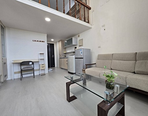 ‼️租‼️近巨城景觀樓中樓,挑高4米8空間大採光好視野佳!! - Image 2