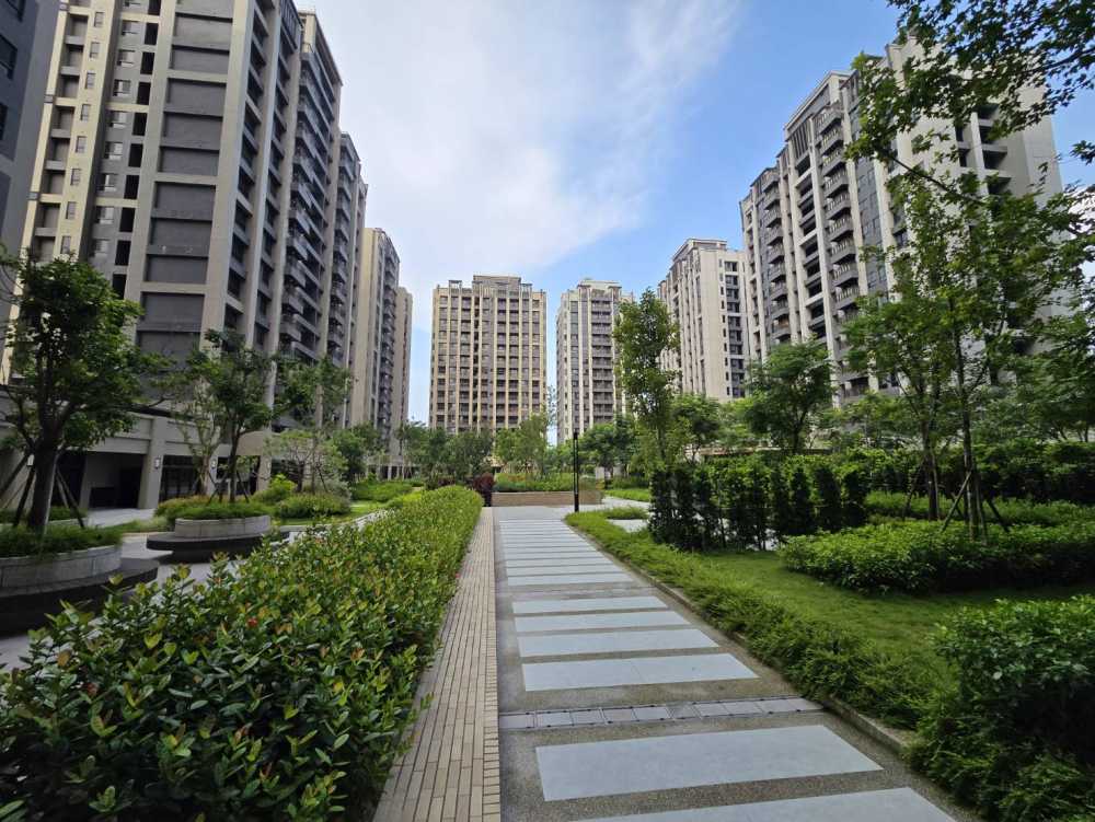 台南高鐵特區💖佳展大展👉低公設比景觀三房平車