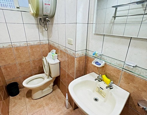 【中壢套房🔥租金超值】6坪小巧空間｜含網路＋水費｜生活便利 - Image 2