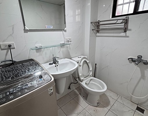 🎀質感空間/租金划算🎀近正義北路/龍門商圈仲介租管勿擾) - Image 3