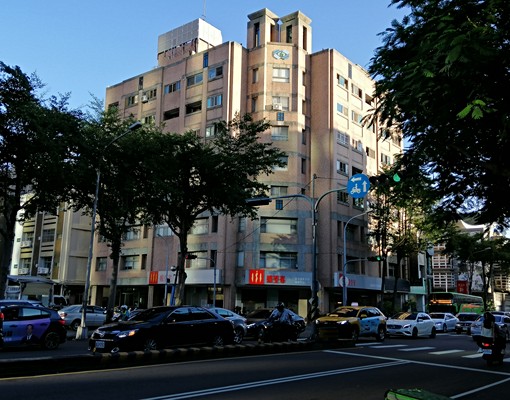 台灣大道和民權路口,近BRT站.景觀陽台,可租補 - Image 3