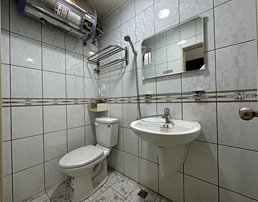 鄰近勤益科技大學龍大地透天套房出租多間可選可租補門口可停機車 - Image 10