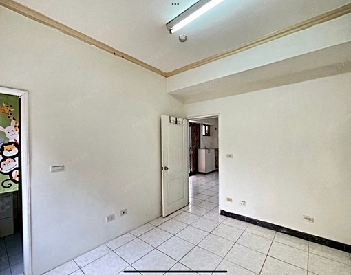 國中旁三房車位出租 - Image 4