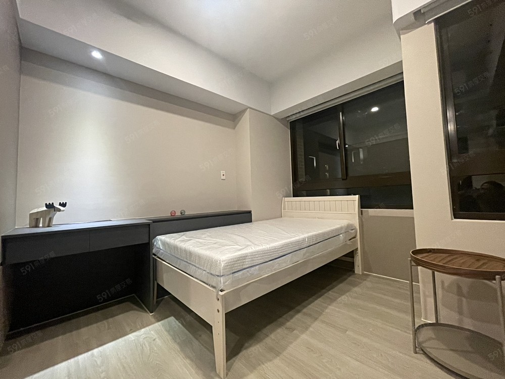 書桌兼化妝檯，有抽屜可使用，上方有投射燈無須再另外買桌燈