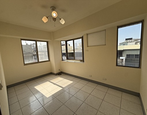 忠孝夜市近市政府~電梯華廈亮麗3房採光佳 - Image 8