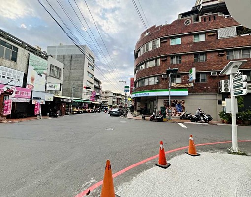 橋頭糖廠/橋頭老街市場旁/多人潮賺錢店面三角窗店王 - Image 2