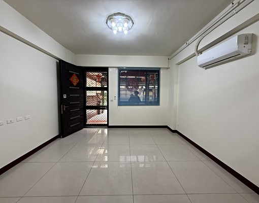 市中心5+1房車庫透天★68快速★屋齡新 - Image 1