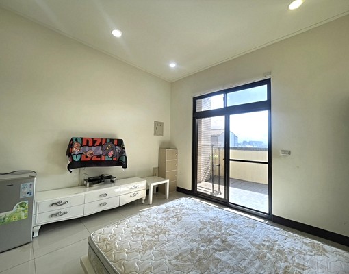 園區旁大套房｜垃圾集中管理｜使用空間超大｜獨立洗衣機 - Image 3