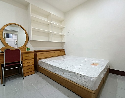 近桃園火車站電梯大樓垃圾集中 - Image 1