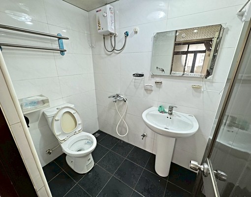 可租補✨陽台獨洗✨學生首選✨走路中國醫✨中友一中 - Image 3