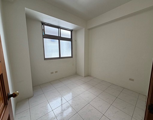 北區崇德商圈#稀有透天出租#六房雙平面汽車位 - Image 4