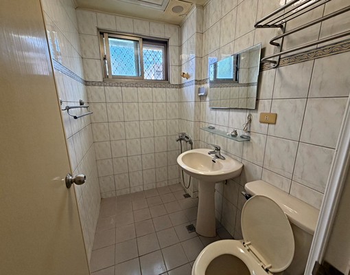 北區崇德商圈#稀有透天出租#六房雙平面汽車位 - Image 7